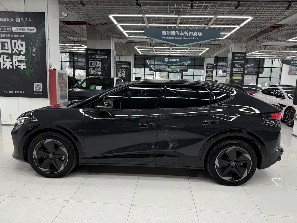 VOLKSWAGEN WITH THE CROWD 06