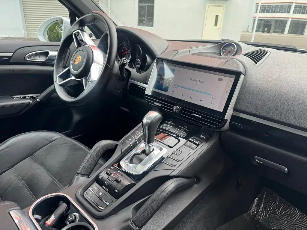 Porsche Cayenne — миниатюра 10