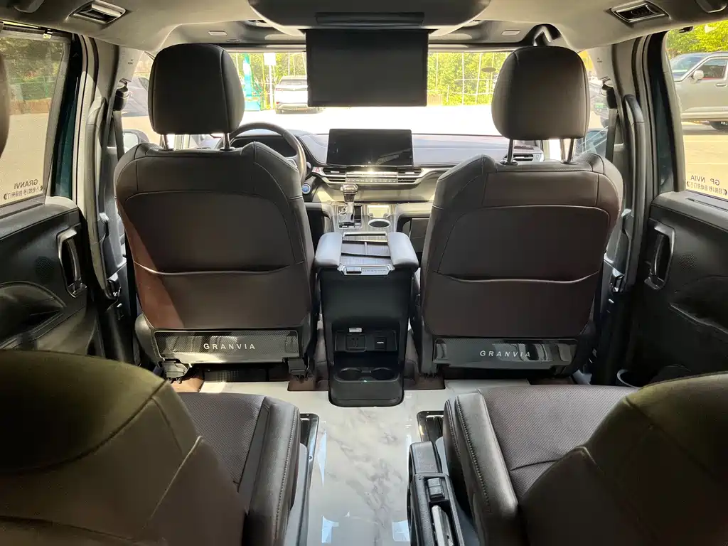 Toyota Granvia — миниатюра 11