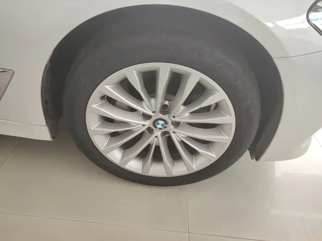 BMW 5 Series — миниатюра 7