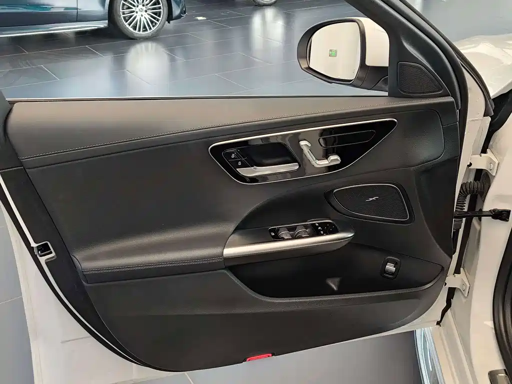 Mercedes-Benz C-Class — миниатюра 6