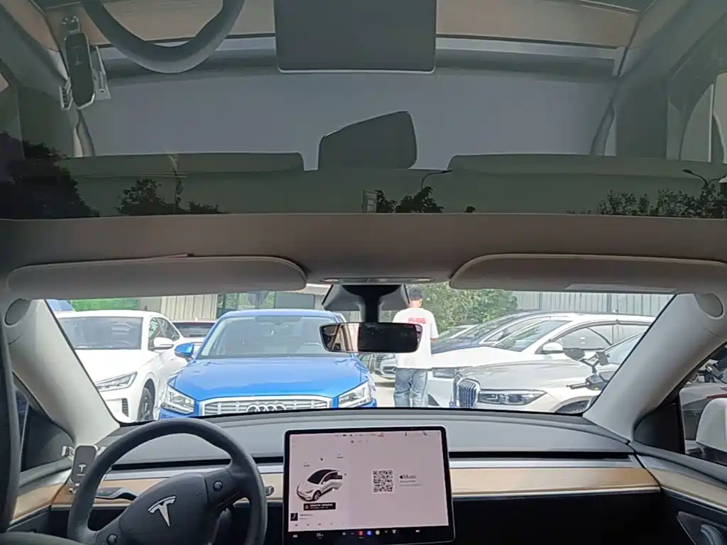 Tesla Model Y — миниатюра 18
