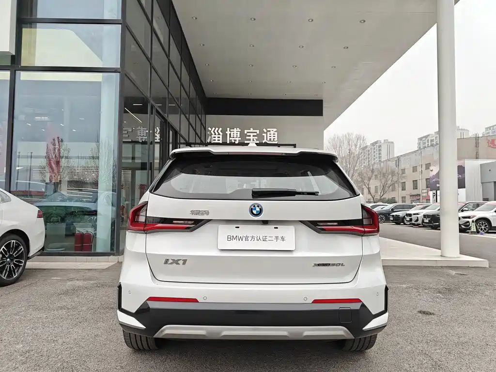 BMW IX1