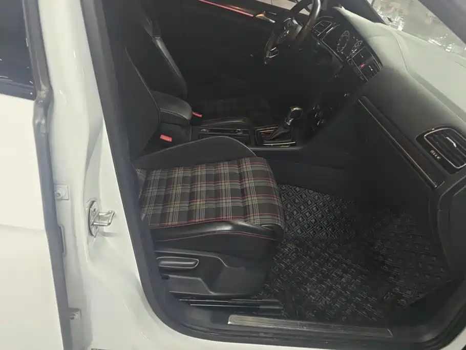 Volkswagen Golf GTI — миниатюра 8