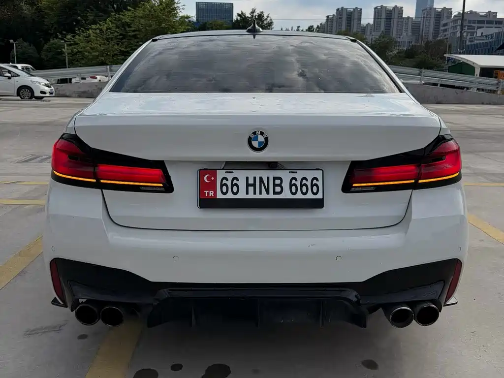 BMW 5 Series — миниатюра 9