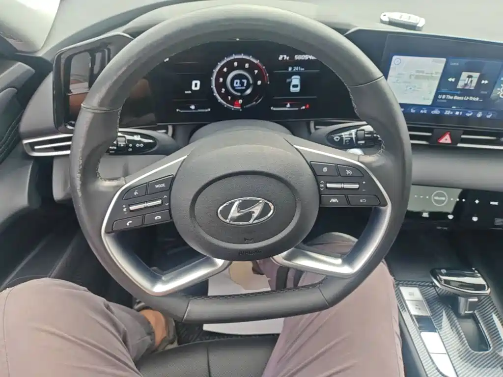 Hyundai Elantra — миниатюра 11
