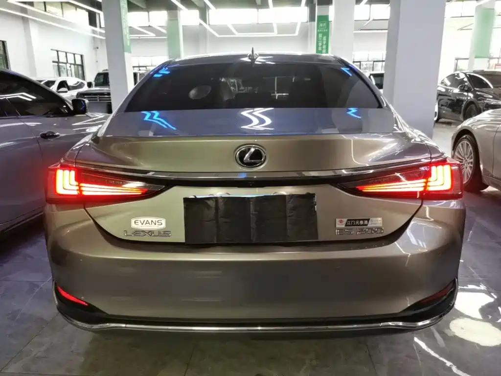 Lexus ES — миниатюра 6