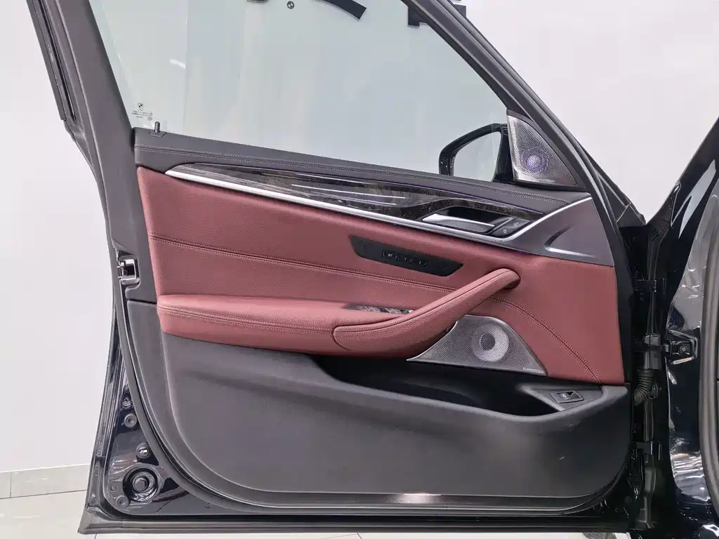 BMW 5 Series — миниатюра 20