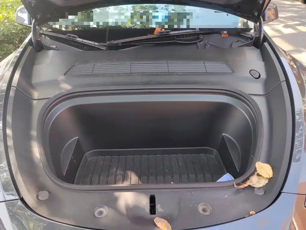 Tesla Model Y — миниатюра 16