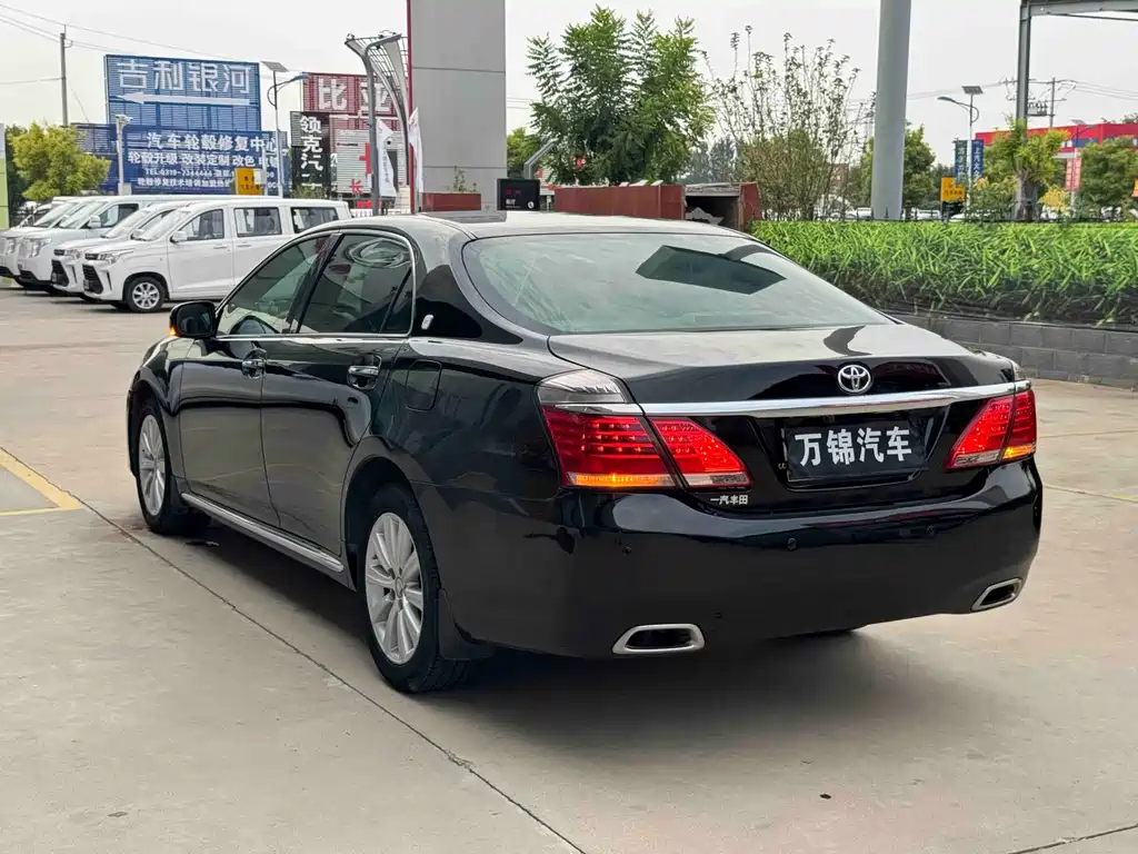 Toyota Crown — миниатюра 4