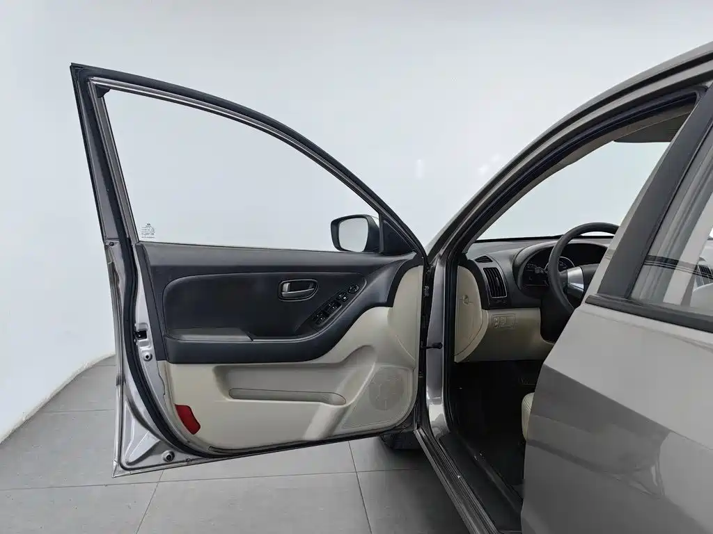 Hyundai Elantra — миниатюра 8