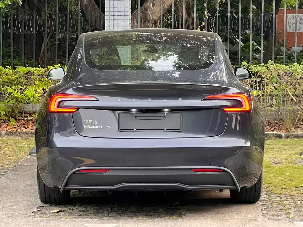 Tesla Model 3 — миниатюра 6