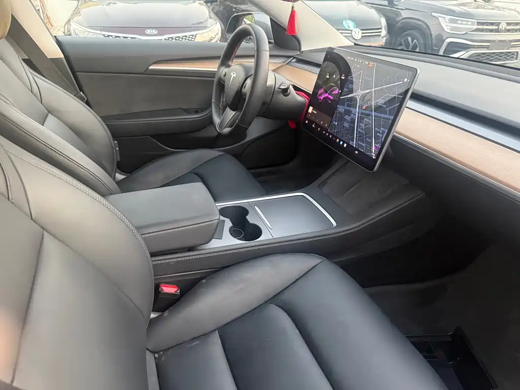 Tesla Model 3 — миниатюра 5