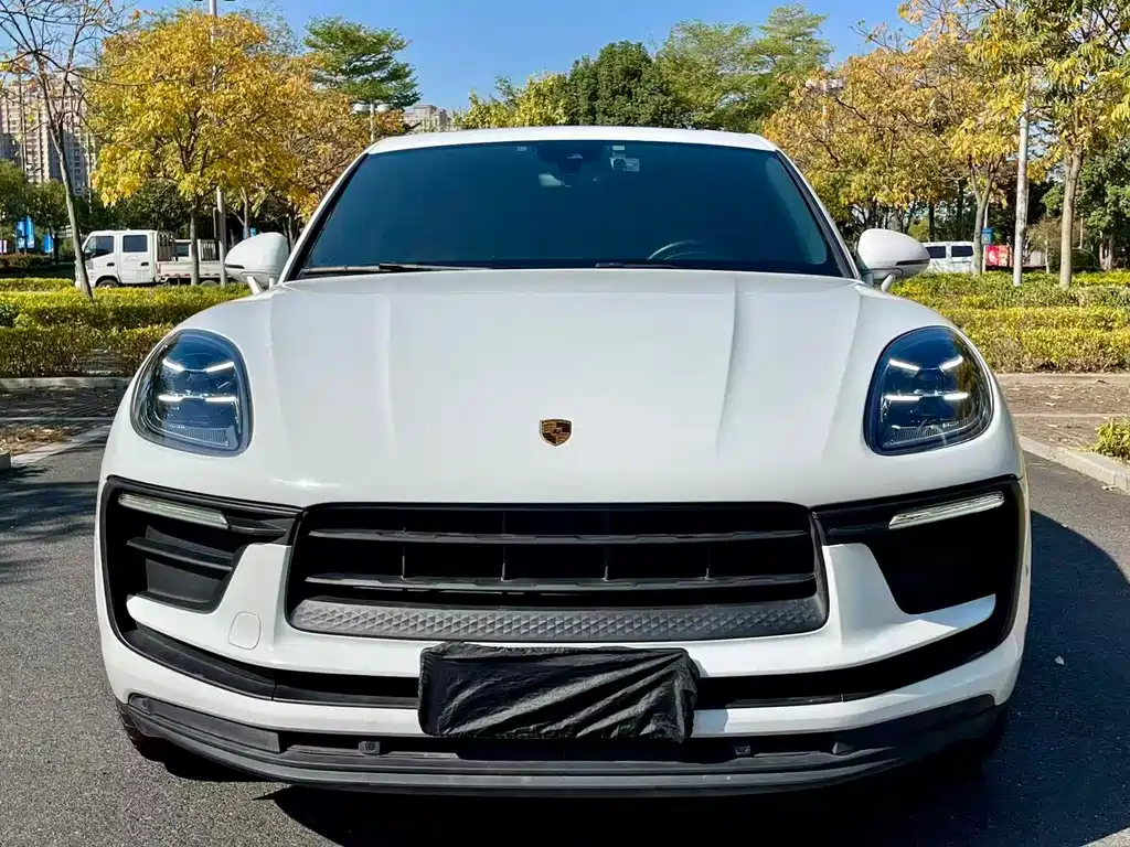 PORSCHE MACAN