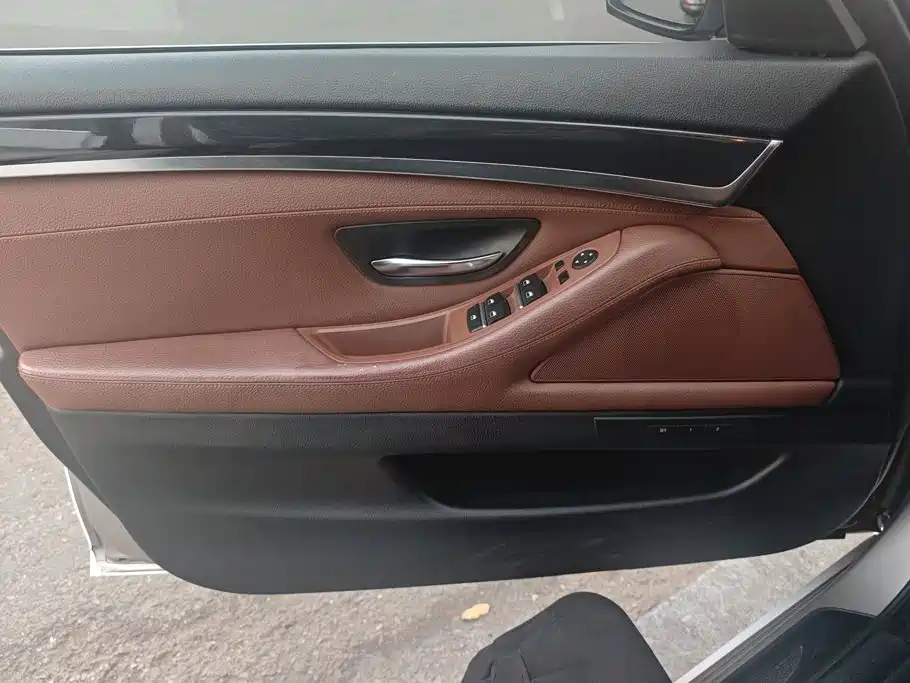 BMW 5 Series — миниатюра 7