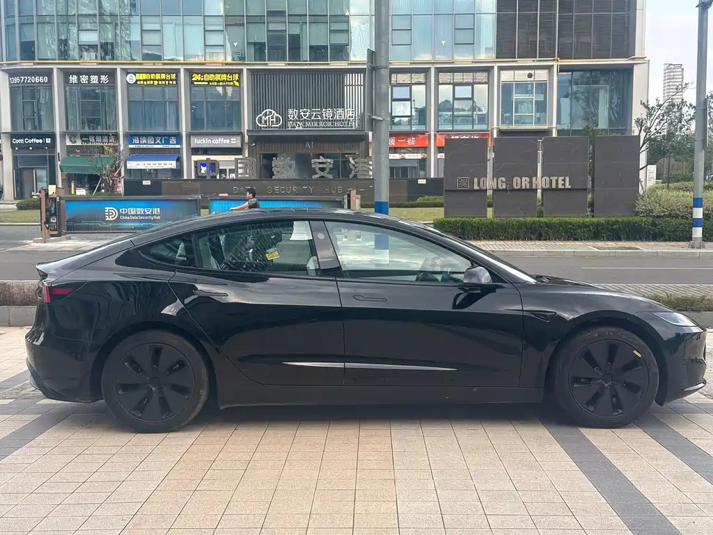 Tesla Model 3 — миниатюра 7