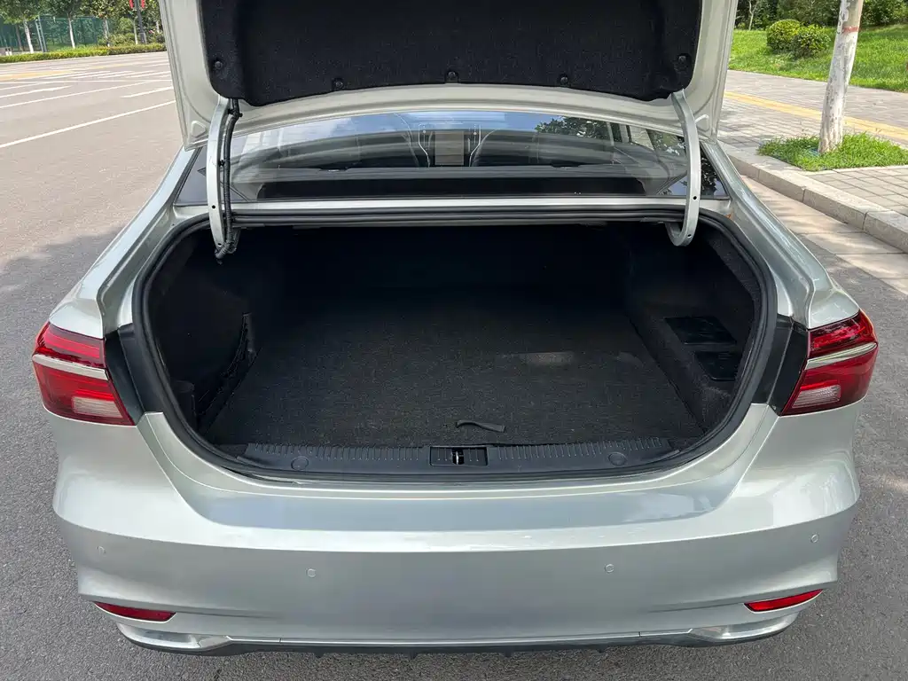 Roewe i6 New Energy — миниатюра 15