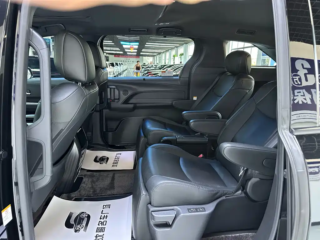Toyota Sienna 2023 2.5L Luxury