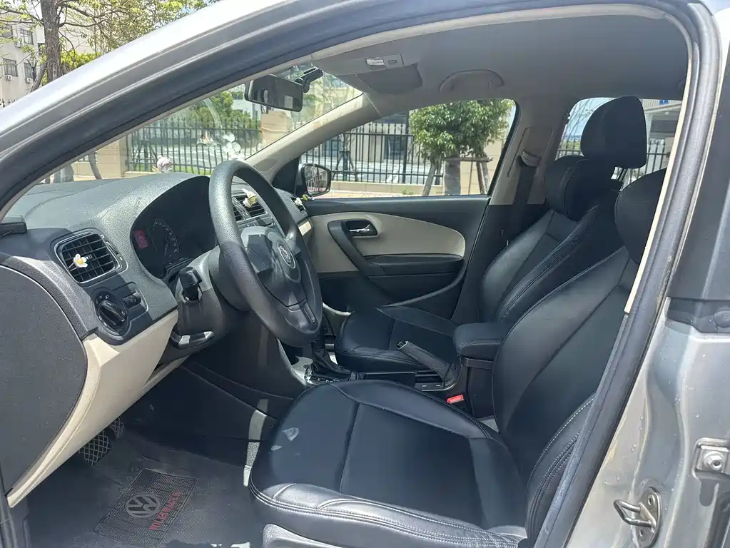 Volkswagen Polo 2011 1.6L AT