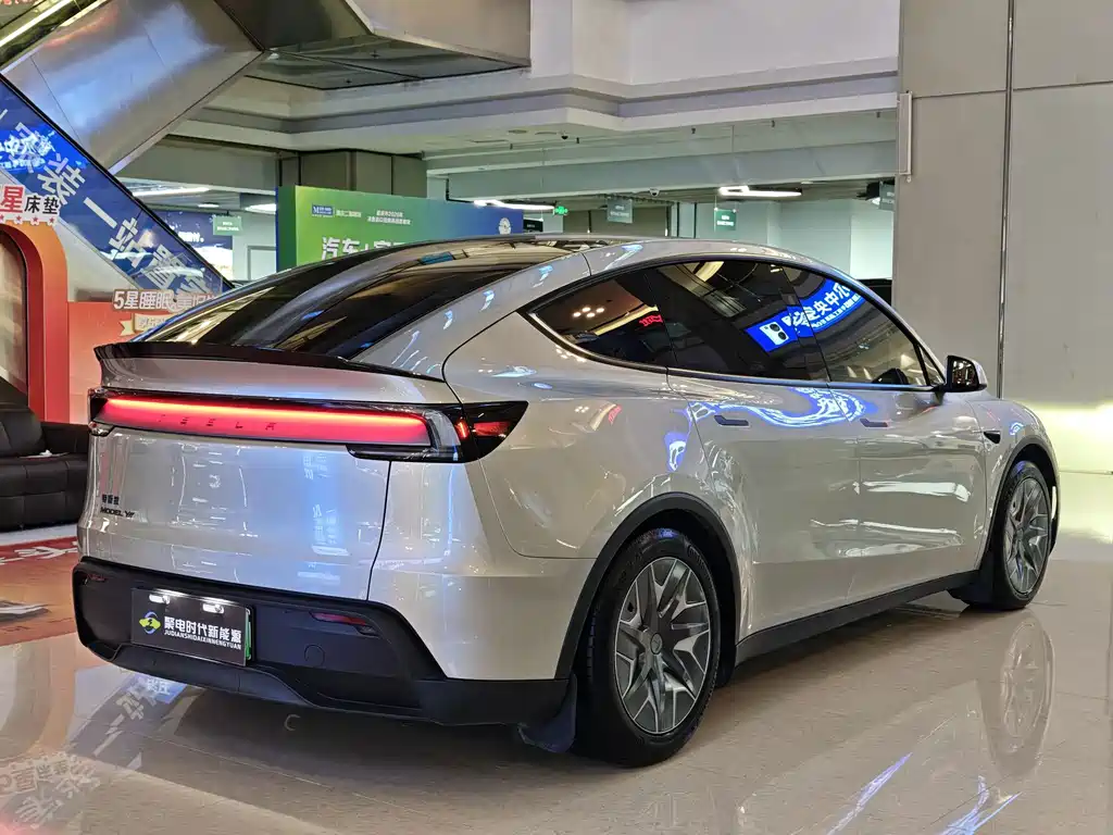 Tesla Model Y L — миниатюра 6