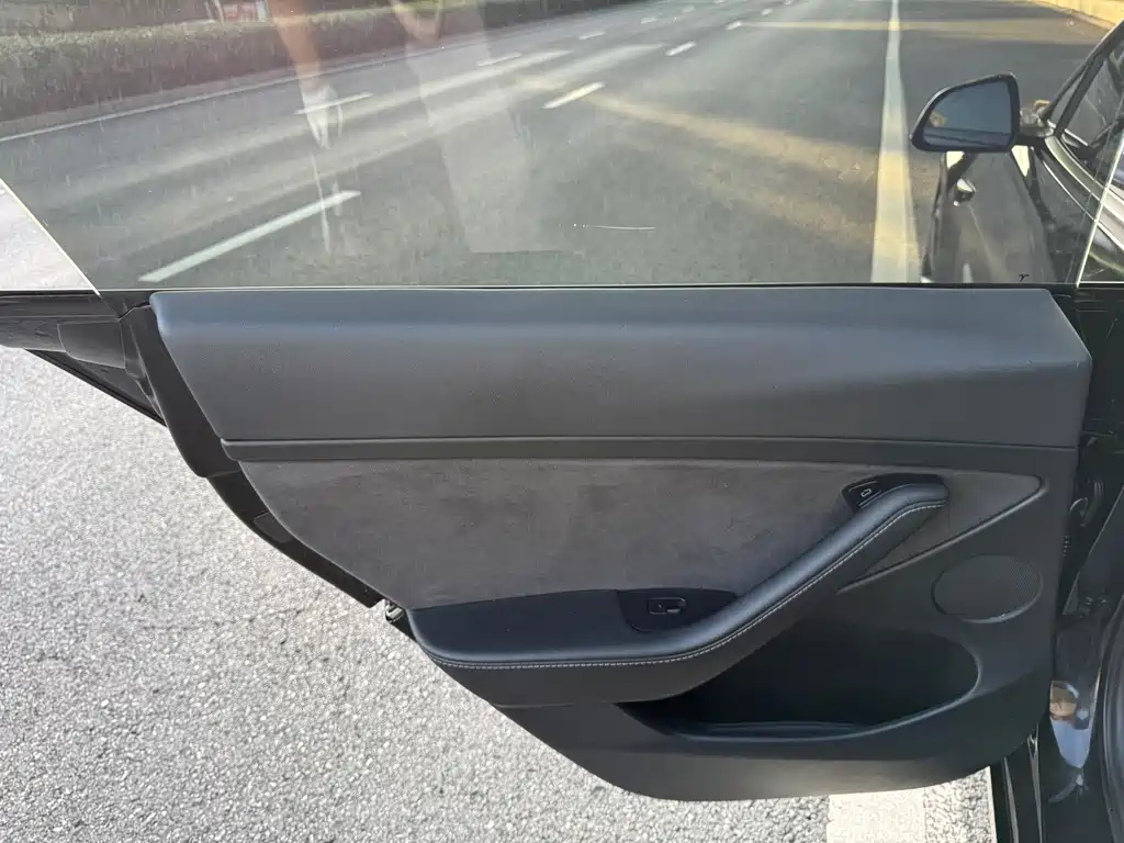Tesla Model 3 — миниатюра 11