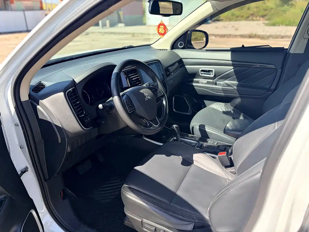 Mitsubishi Outlander — миниатюра 5