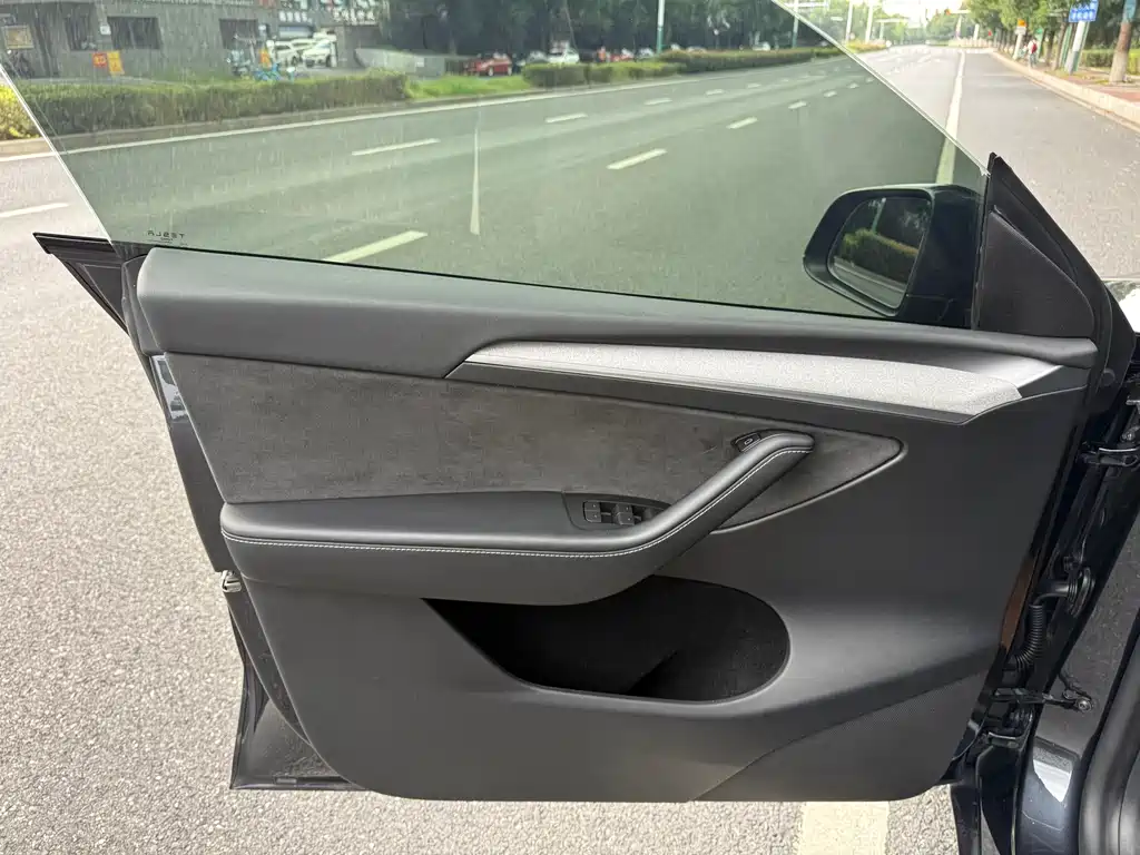 Tesla Model Y — миниатюра 9