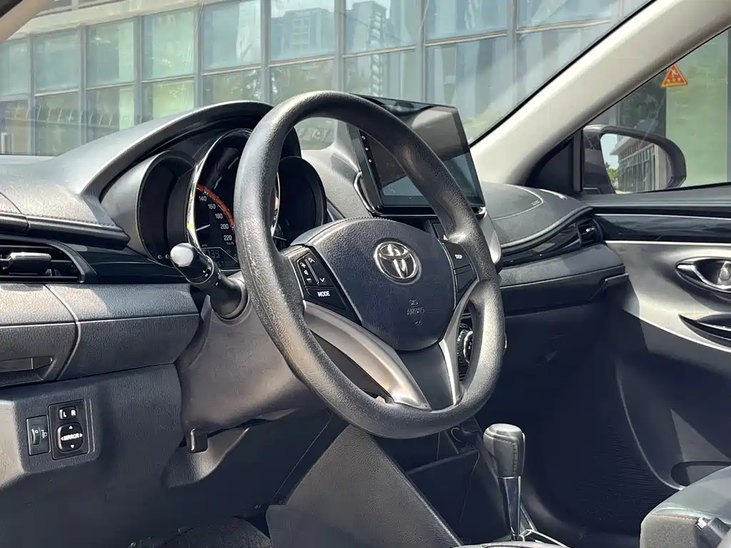 Toyota Yaris L — миниатюра 10