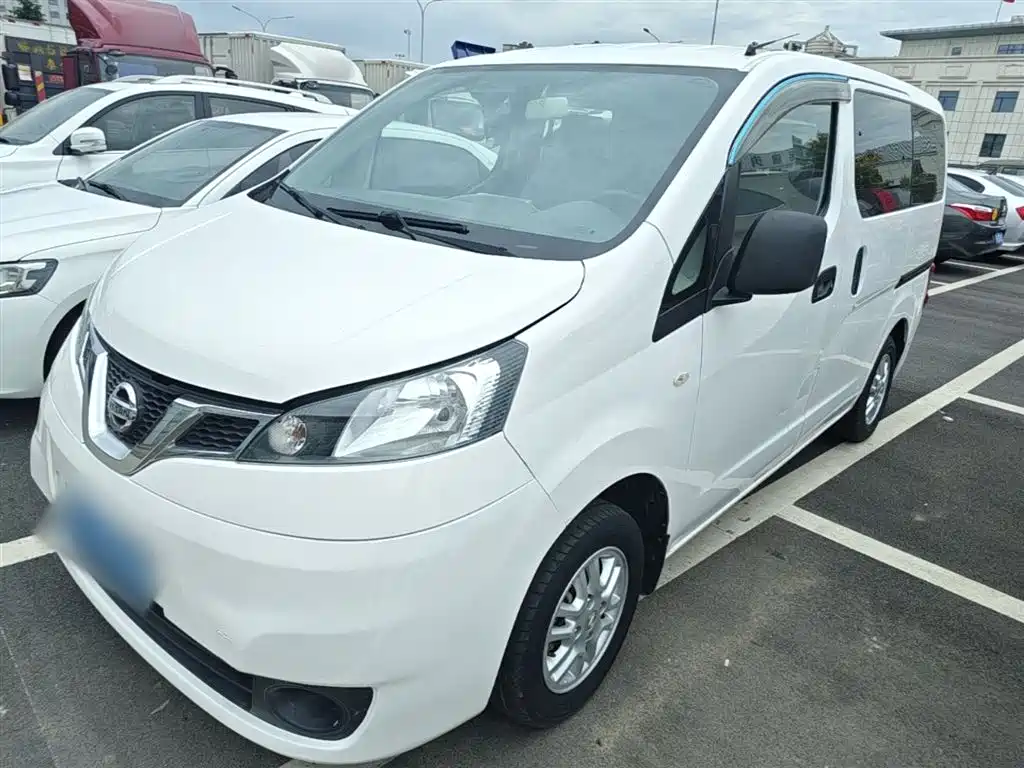 Купить Nissan NV200