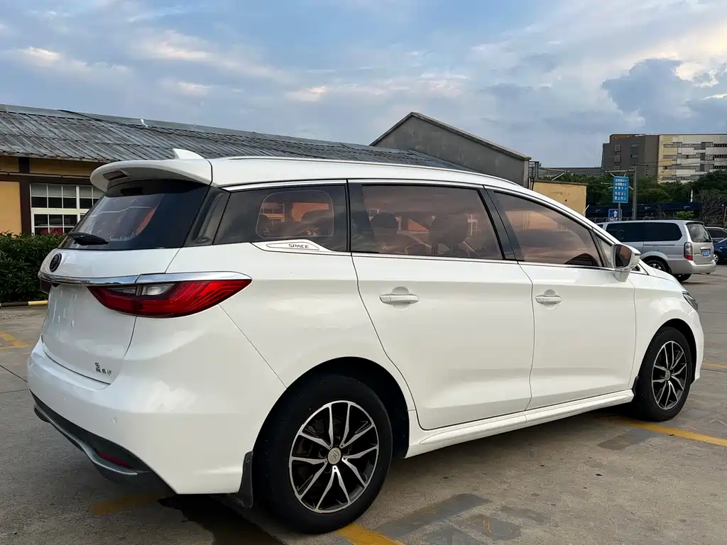 BYD Song MAX MAX 2017 1.5T AT Luxury 7 мест