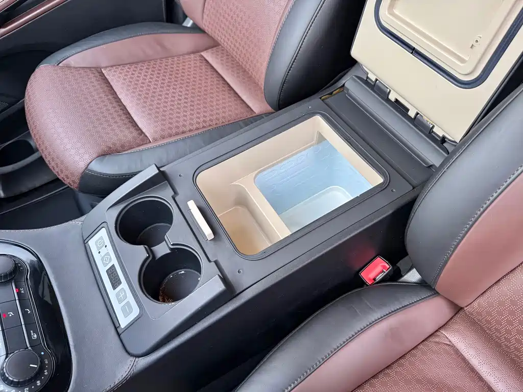 Mercedes-Benz V-Class (Import) — миниатюра 16