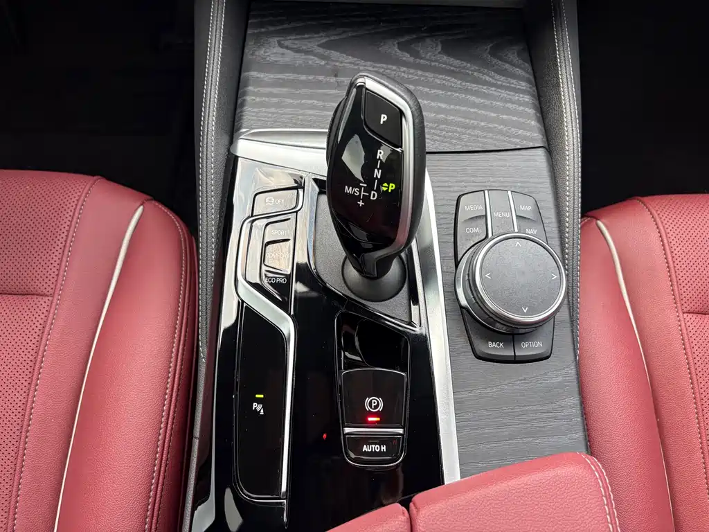 BMW 5 Series — миниатюра 13