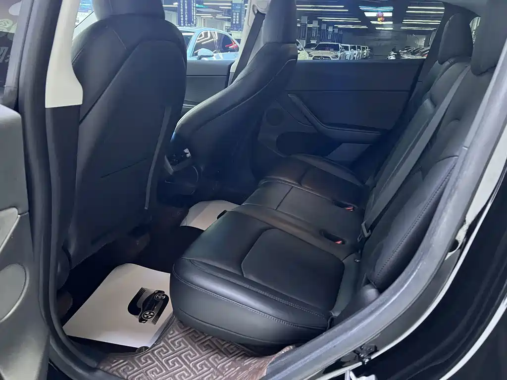 Tesla Model Y — миниатюра 9