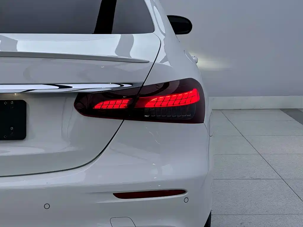 Mercedes-Benz E-Class (Import) — миниатюра 3