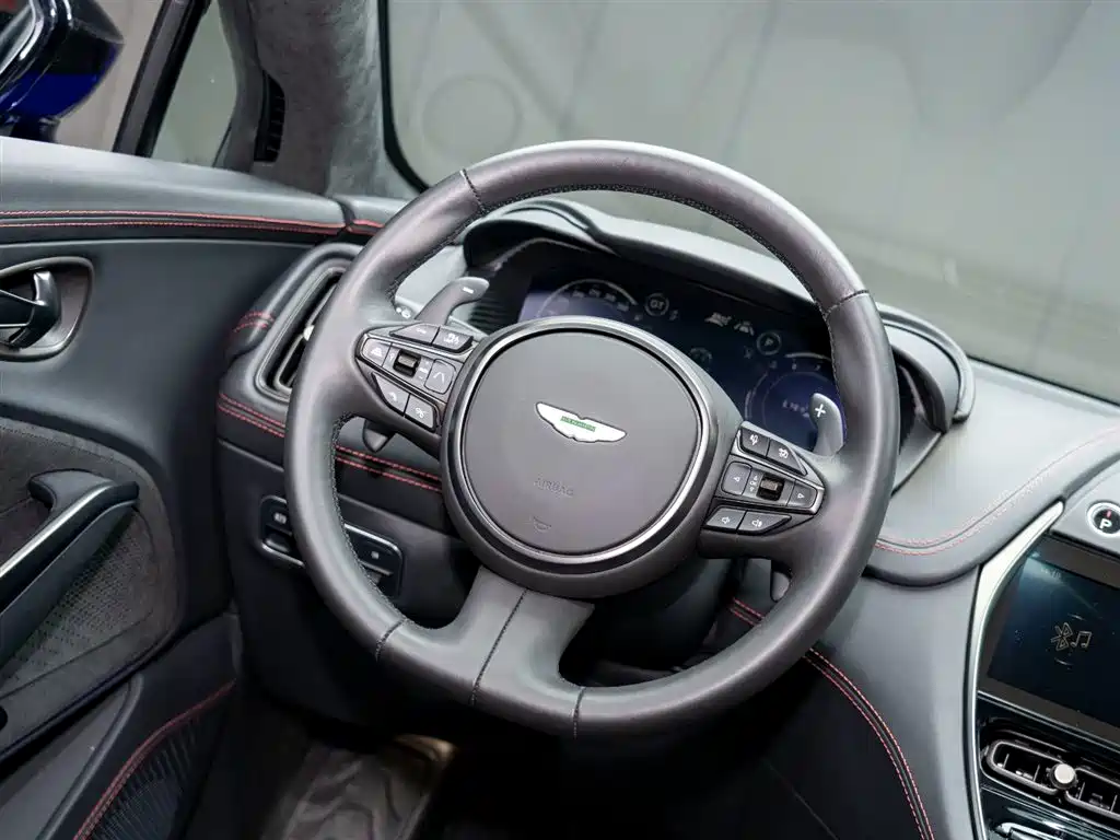 ASTON MARTIN DBX