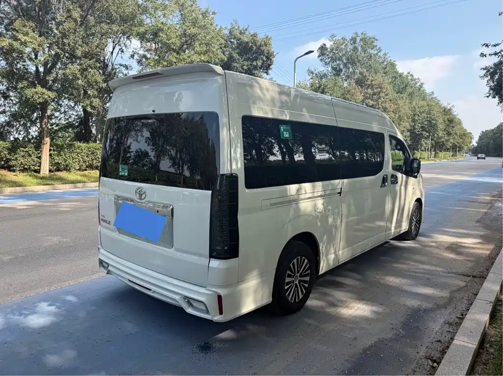 Toyota HiAce 2023 3.5L AT