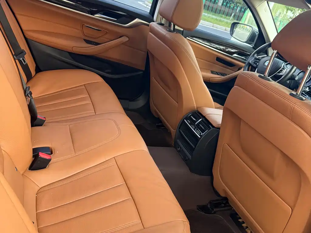 BMW 5 Series — миниатюра 9