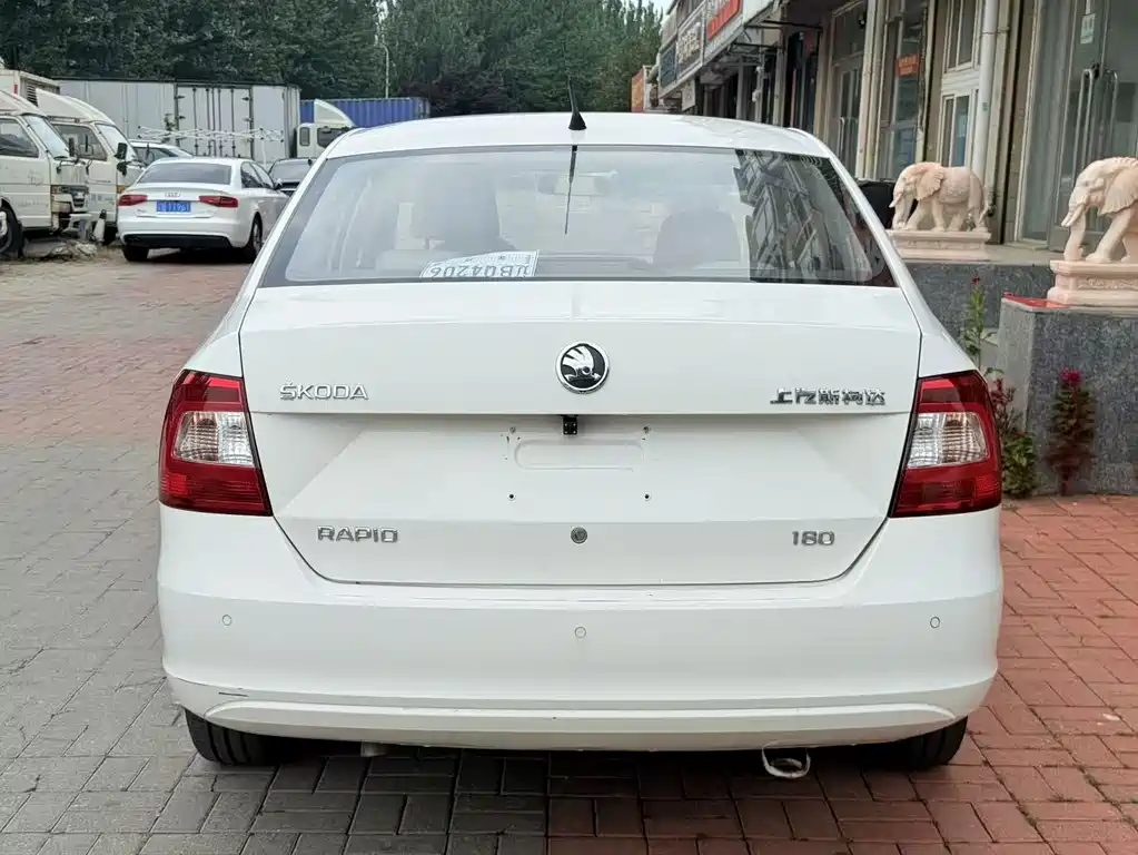 Skoda Rapid 1.6L Auto Innovation Edition, фото 13