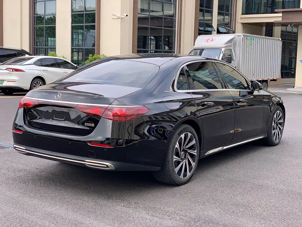Mercedes-Benz E-Class — миниатюра 6