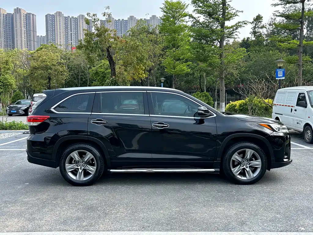 TOYOTA HIGHLANDER