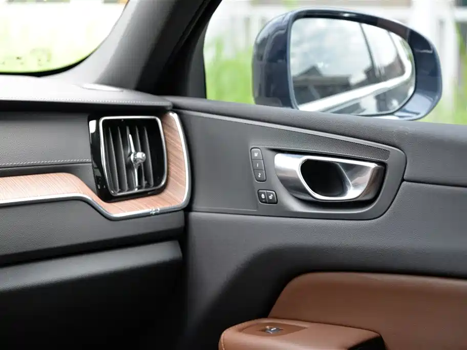 Volvo XC60 2024 B5 Luxury