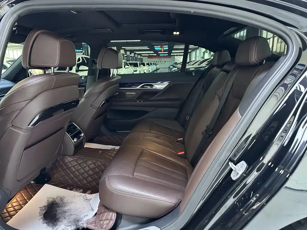 BMW 7 Series — миниатюра 12