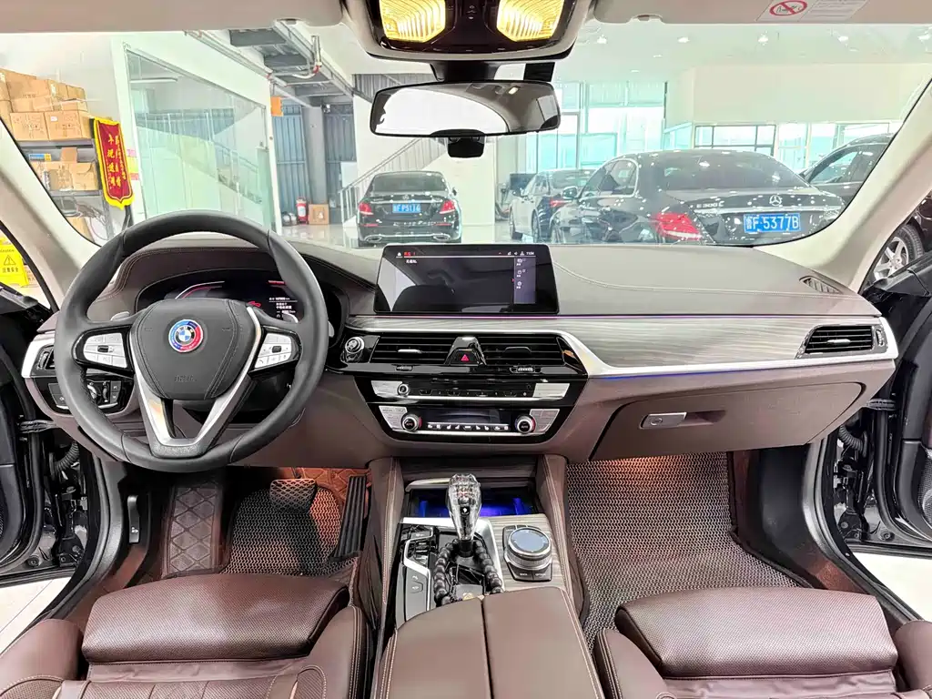 BMW 5 Series — миниатюра 8
