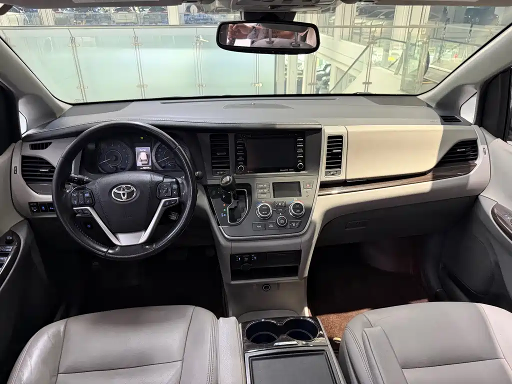 Toyota Sienna — миниатюра 7
