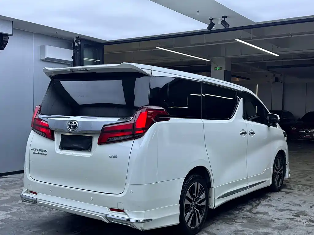 Toyota Alphard — миниатюра 6