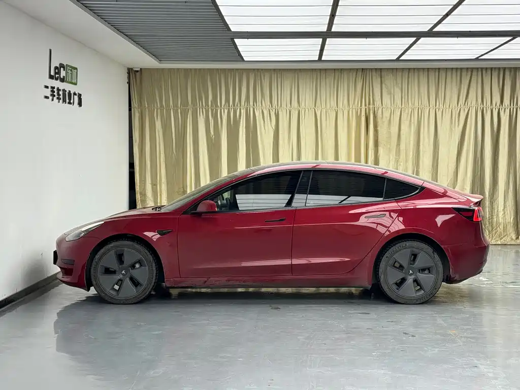 Tesla Model 3 — миниатюра 7