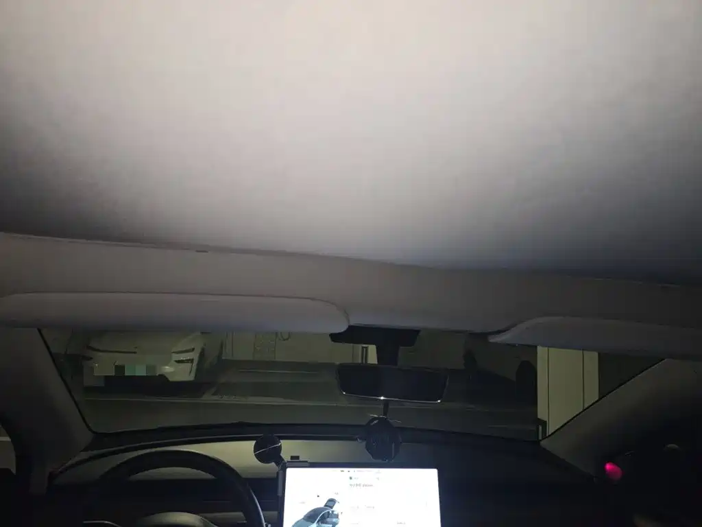 Tesla Model Y — миниатюра 15
