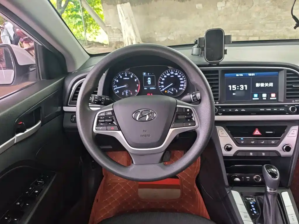 Hyundai Elantra — миниатюра 11