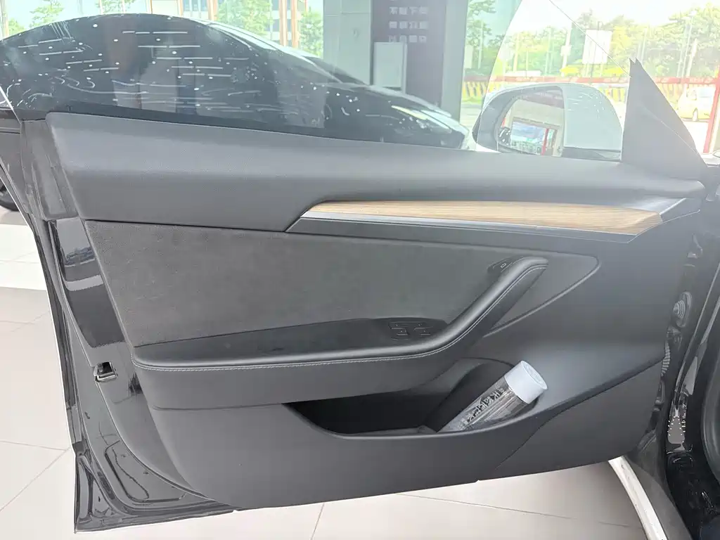 Tesla Model 3 — миниатюра 14