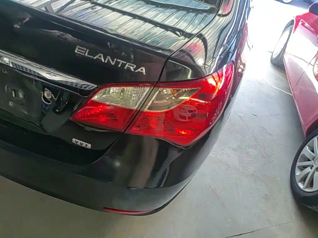 Hyundai Elantra — миниатюра 8